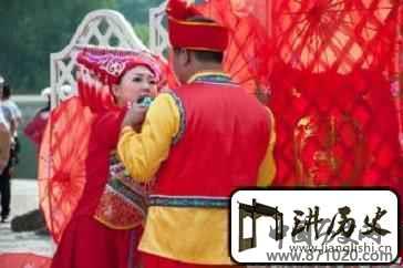 壮族的青年男女是怎样恋爱又是怎样结婚的呢