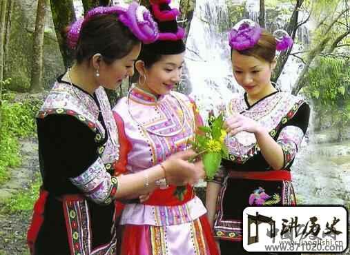 畲族服饰畲族服饰的用色和构图有什么特点