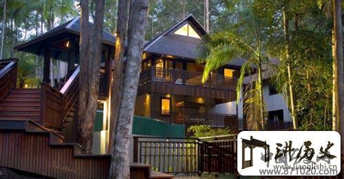 巴厘岛少女初潮需幽禁净身仪式很隆重