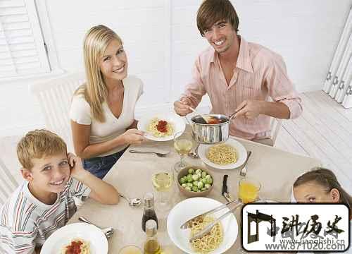 喝汤时要注意什么姿势