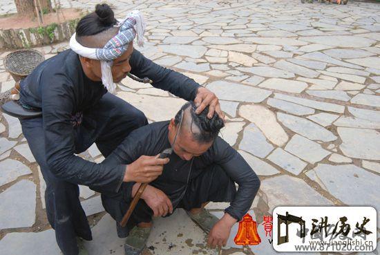 奇特的岜沙人镰刀剃头