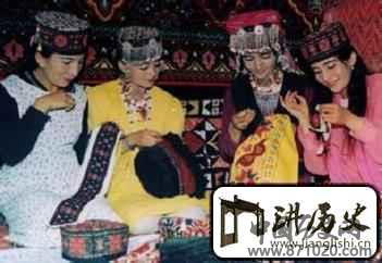 塔吉克族妇女擅长编织怎样的手工艺品